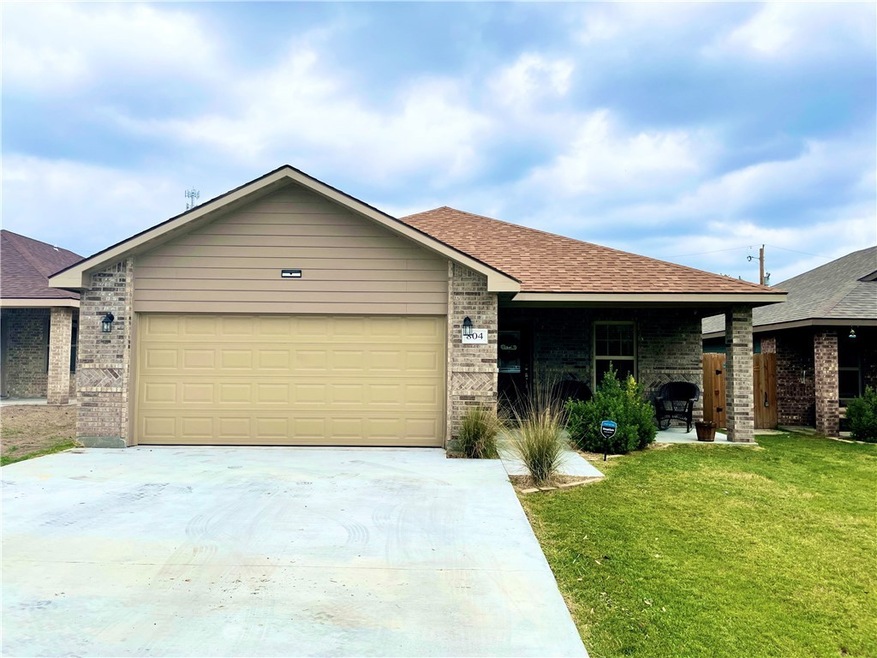 804 W Inez St, Beeville, TX 78102 - photo 1