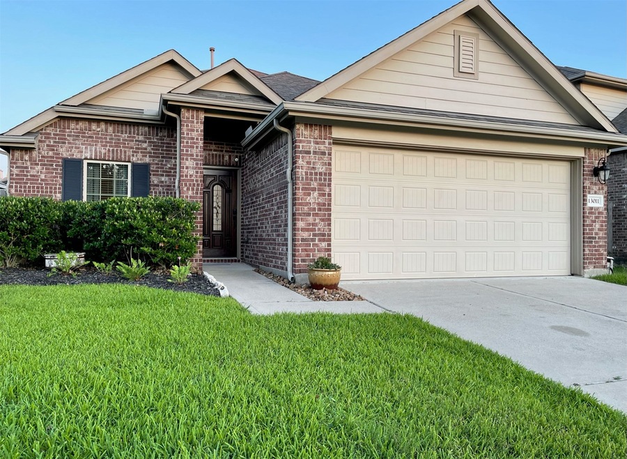 Beautiful single story 3/2 home in sough after Wildwood community.