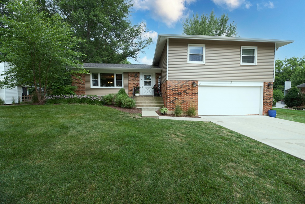 725 Huntington Ct, Algonquin, IL 60102 - photo 1