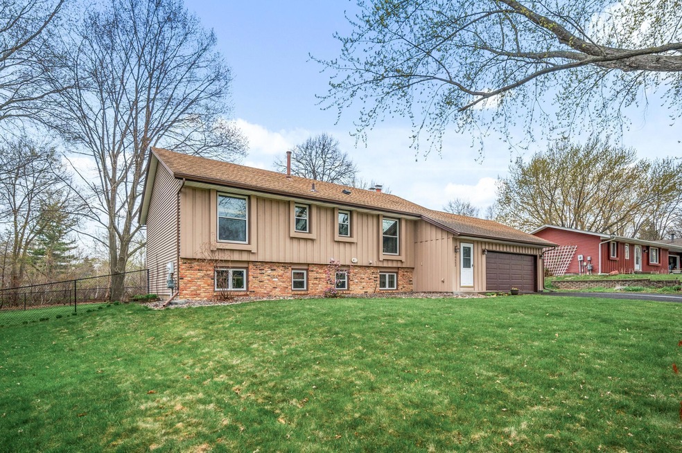 10453 101st Place N, Maple Grove, MN 55369 - photo 1