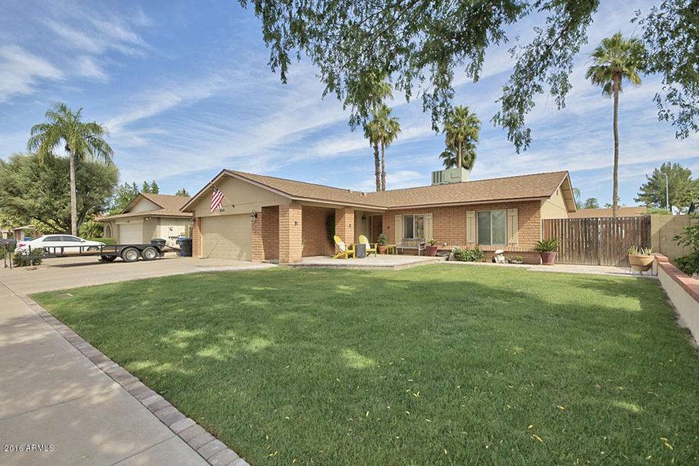 GRASSY FRONT YARD