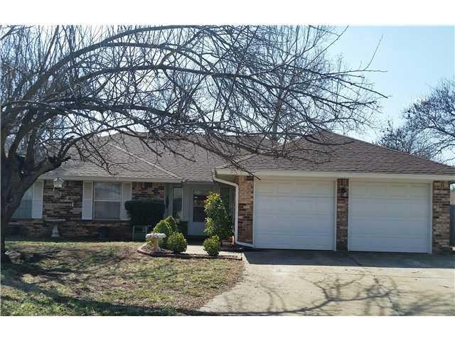 1321 Winding Creek Ct, Moore, OK 73160 - photo 1