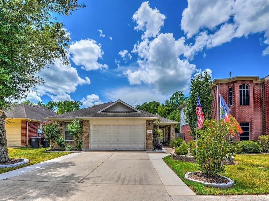 1014 Jefferson St, Alvin, TX 77511 - photo 1