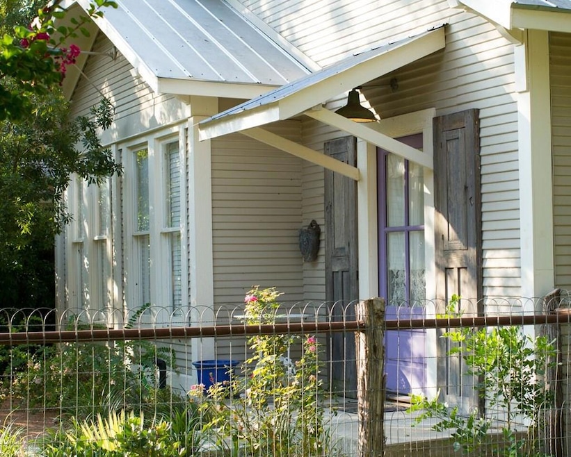 517 W Peach St, Fredericksburg, TX 78624 - photo 1