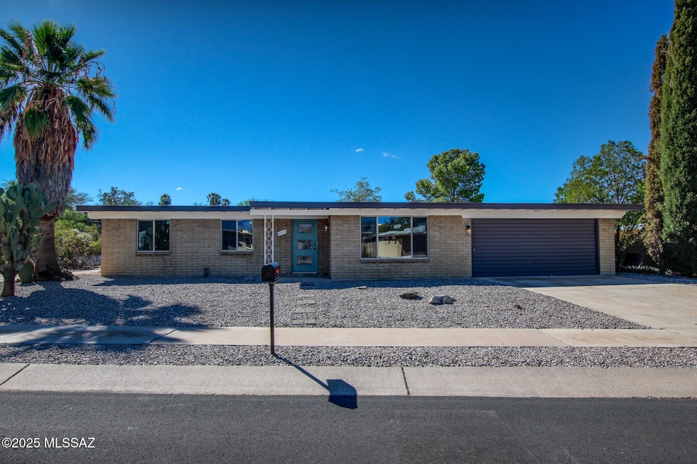 8418 E Rolling Ridge St, Tucson, AZ 85710 - photo 1