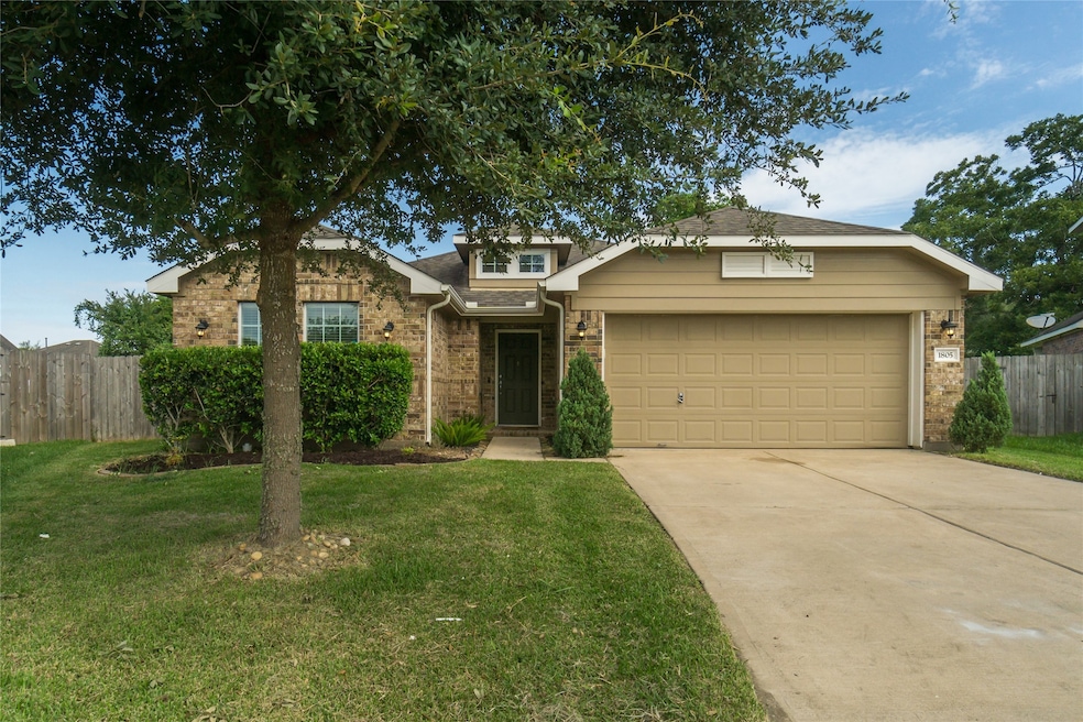 1805 Autumn Pond Cir, Alvin, TX 77511 - photo 1