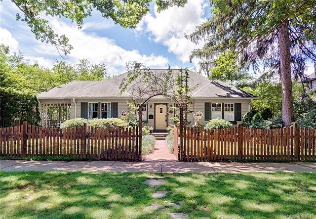 Fenced in yard in beautiful Grove Park neighborhoo
