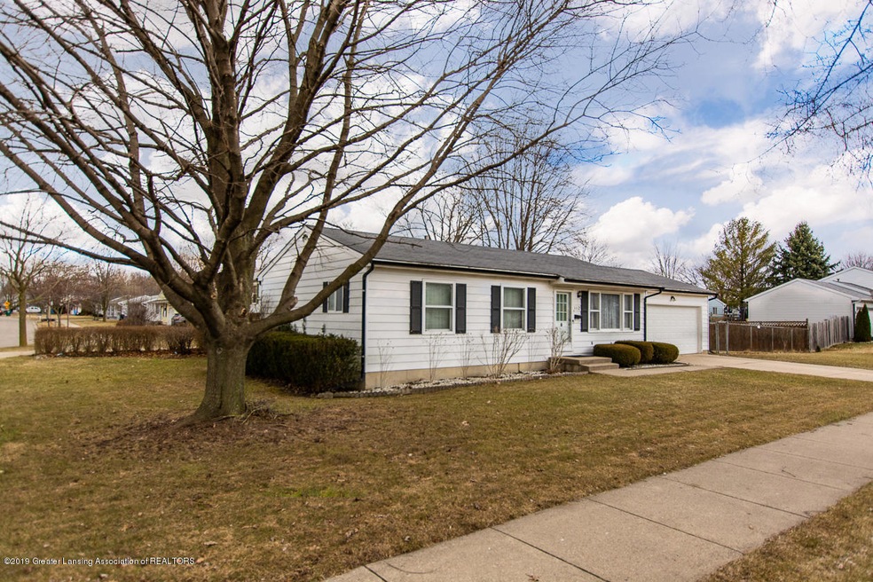 112 W Claremore Dr, Lansing, MI 48911 - photo 1