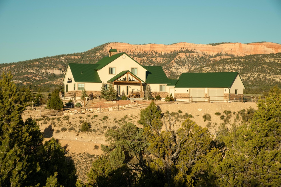 Exquisite Paunsaugunt Cliffs Ranch Home