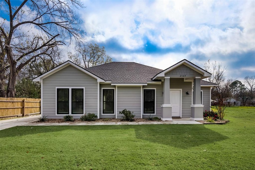 2509 W 3rd Ave, Corsicana, TX 75110 - photo 1