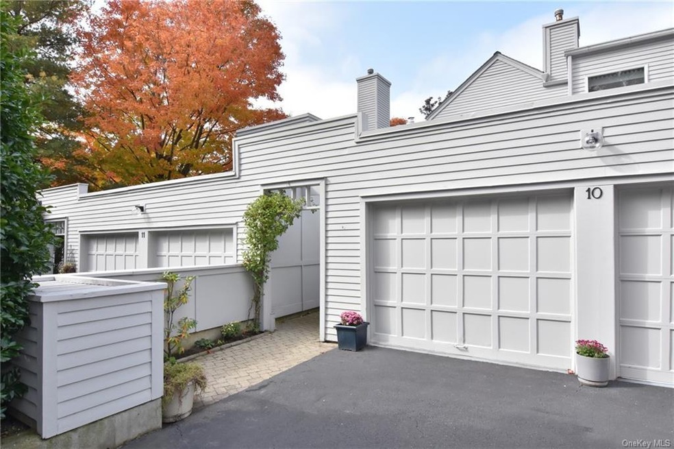 10 Beechwood Way: The welcoming yet private courty