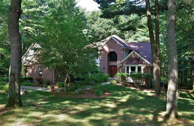 Beautiful private front yard with lots of perennia