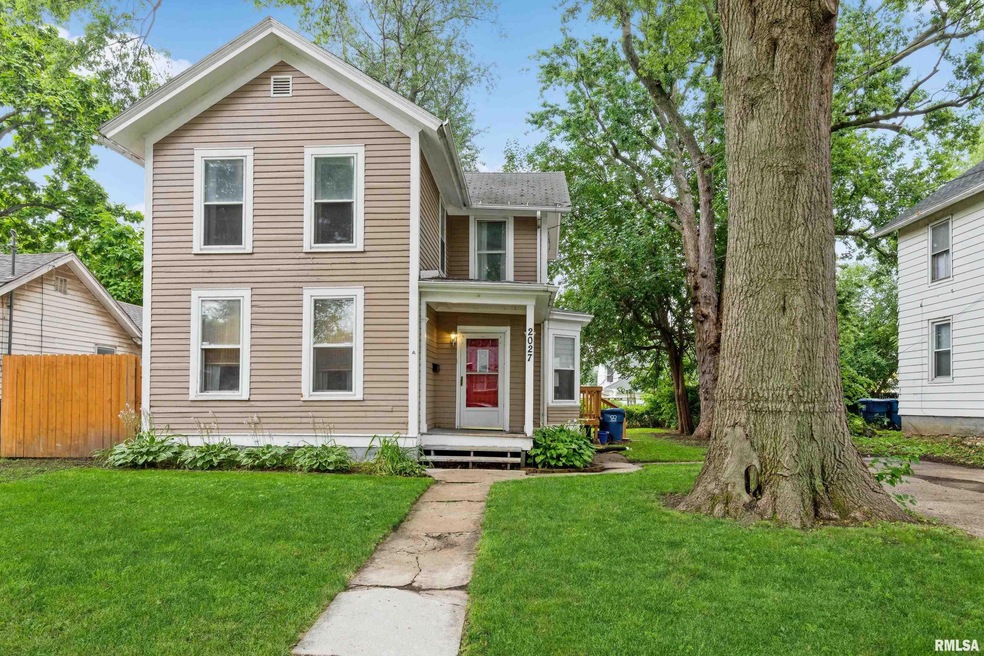 2027 Pershing Ave, Davenport, IA 52803 - photo 1