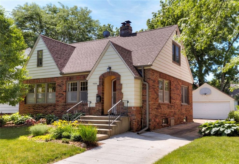 4226 Sheridan Ave, Des Moines, IA 50310 - photo 1