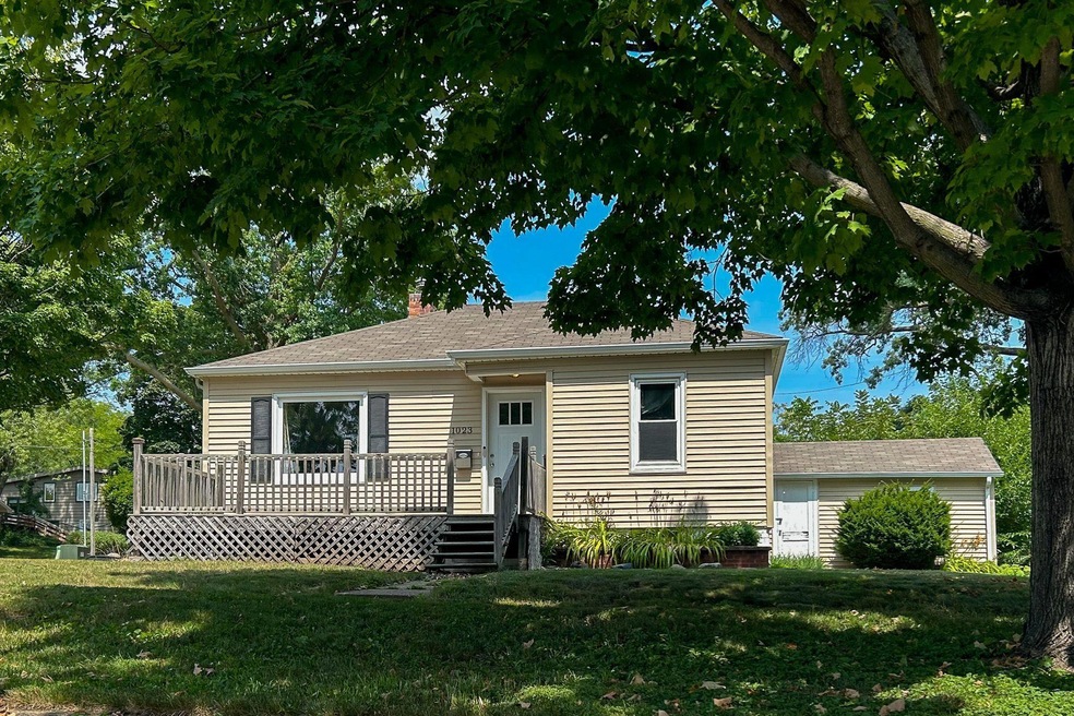 1023 W 3rd St, Cedar Falls, IA 50613 - photo 1