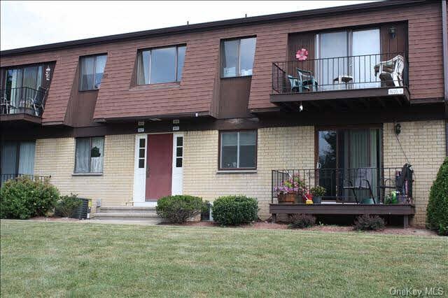 606 Cherry Hill Dr, Poughkeepsie, NY 12603 - photo 1