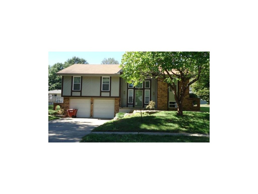 Lovely split entry with vinyl siding and brick tri
