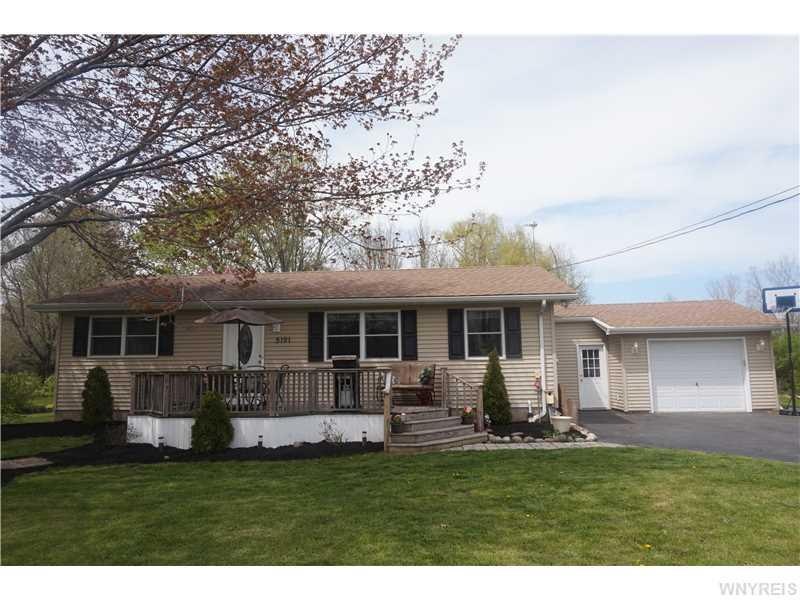 5191 Mapleton Rd, Lockport, NY 14094 - photo 1