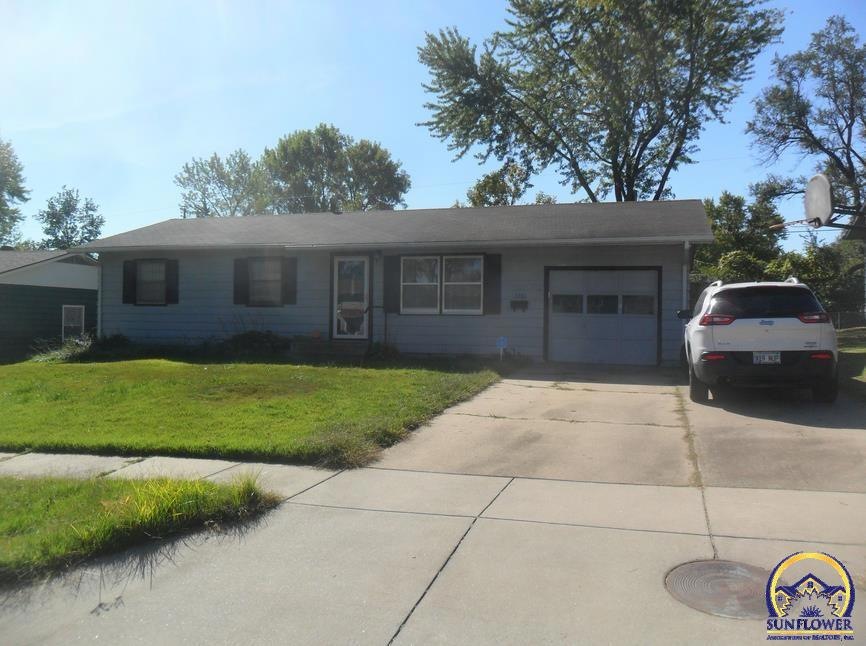 3201 SW 30th St, Topeka, KS 66614 - photo 1