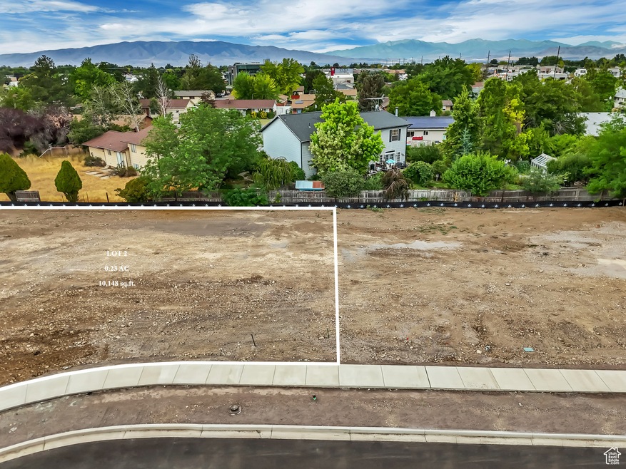 View of yard with a mountain view and a residential view