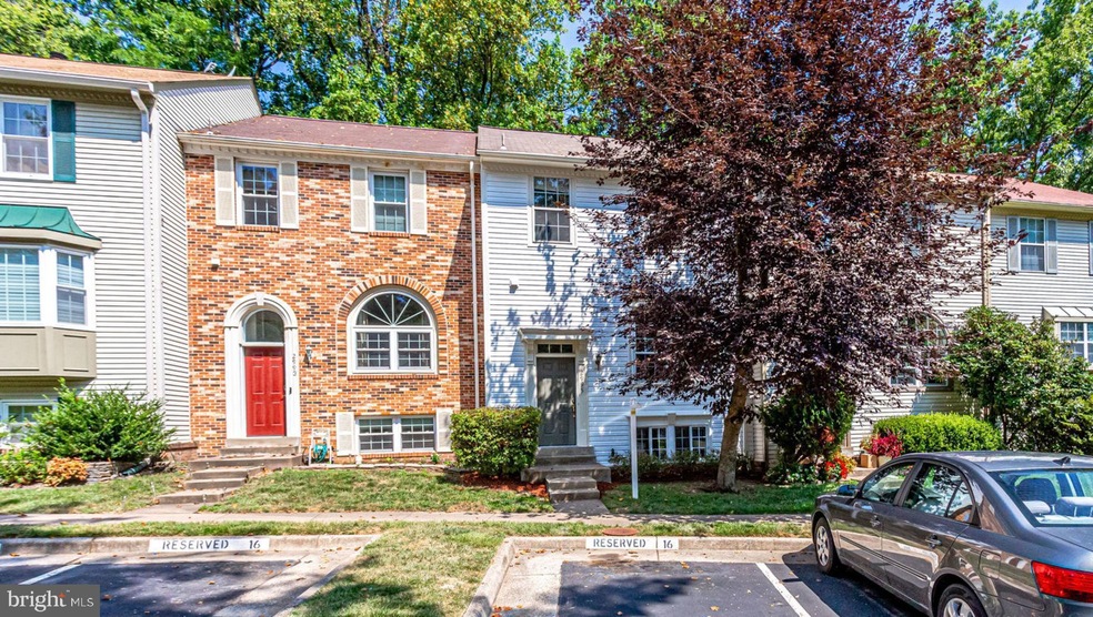 2995 Mission Square Dr, Fairfax, VA 22031 - photo 1