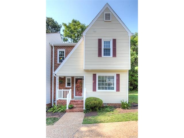 Charming END UNIT condo in Forest Hills!