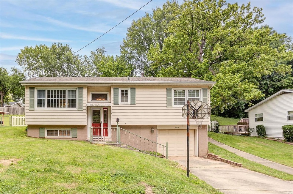 Welcome to 207 Julia St in Collinsville!