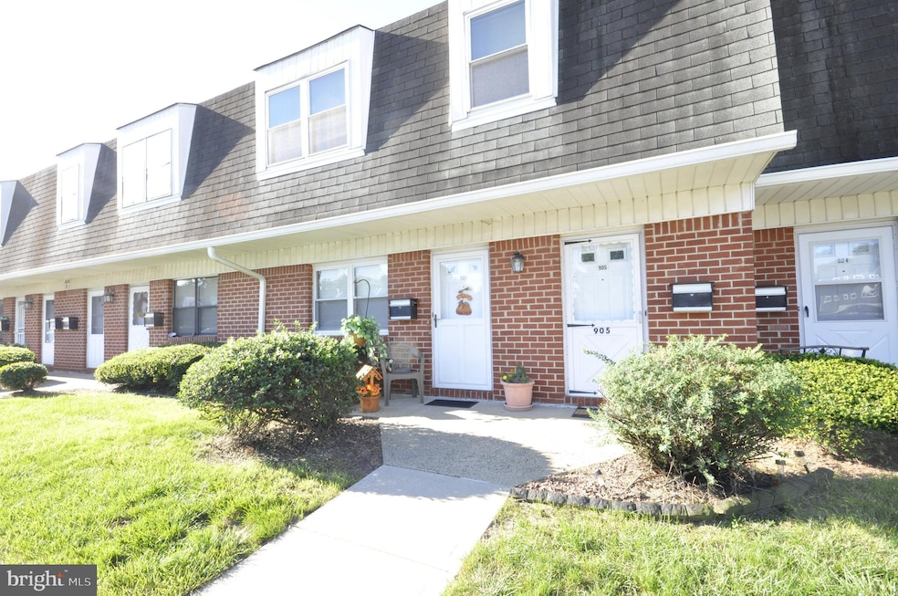 906 Silver Ct, Hamilton Square, NJ 08690 - photo 1