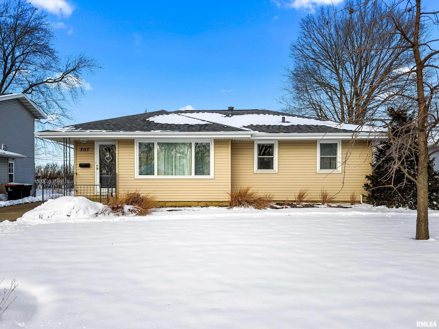 207 Devonshire Rd, Washington, IL 61571 - photo 1