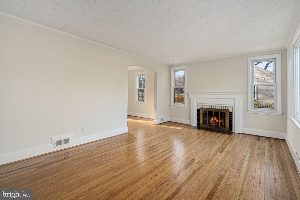 6710 Oak Dr, Alexandria, VA 22306 - photo 1