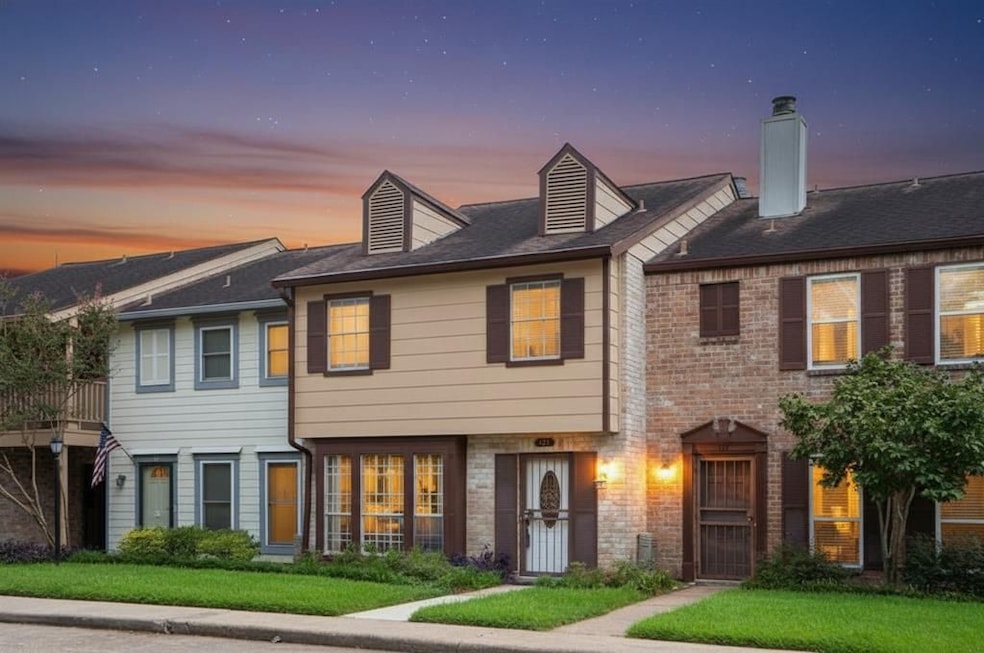 This unit has a great view of the pond and club house in the front!