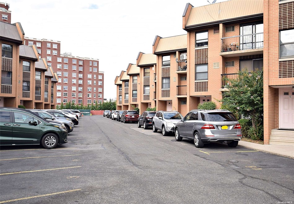 7522 Parsons Blvd unit G1, Fresh Meadows, NY 11366 - photo 1