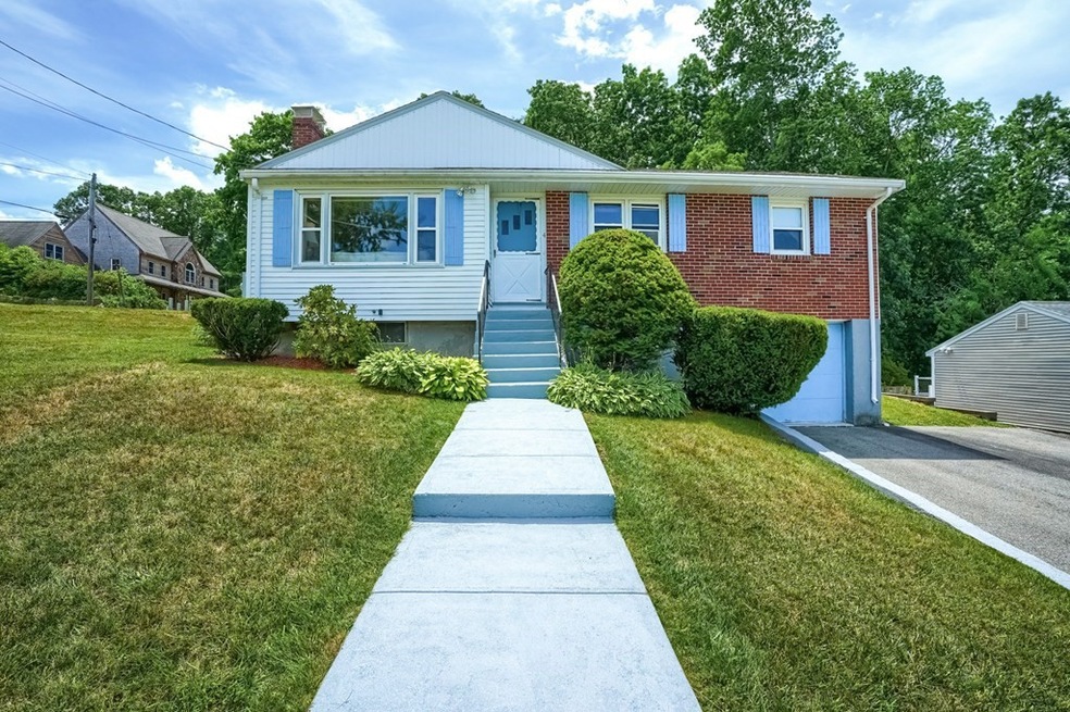 4 Woodcliff Rd, Holbrook, MA 02343 - photo 1