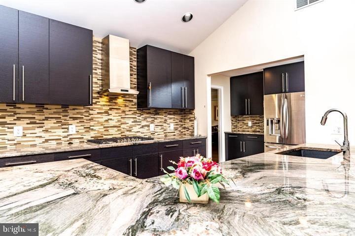 5033 Oakcrest Dr, Fairfax, VA 22030 - photo 1