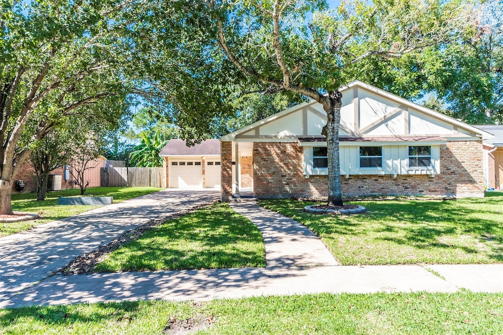 1602 Bayou Dr, Alvin, TX 77511 - photo 1