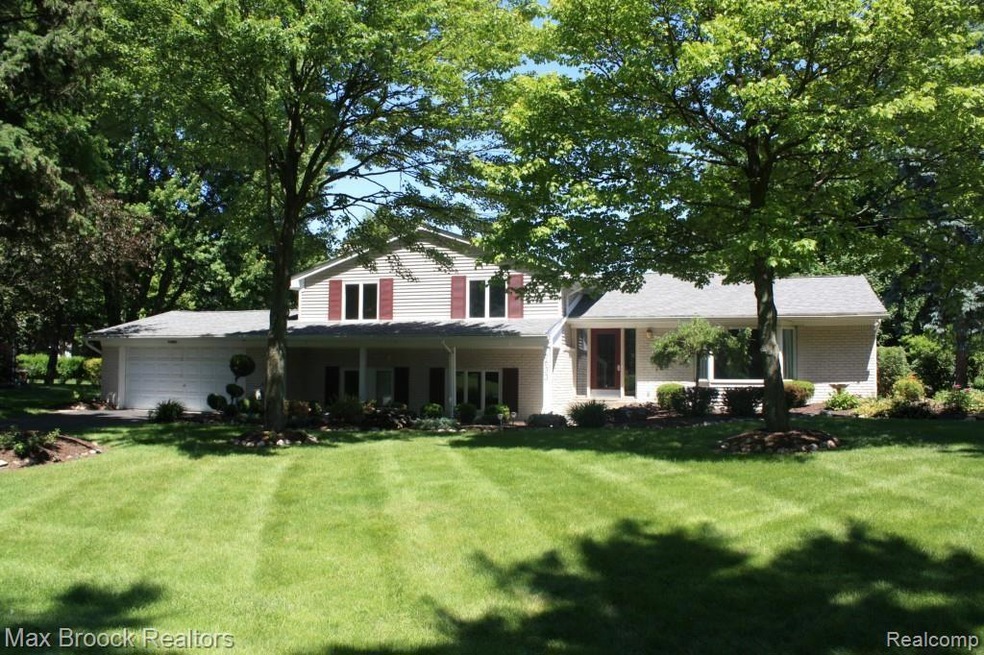 6633 Spruce invites you in!
