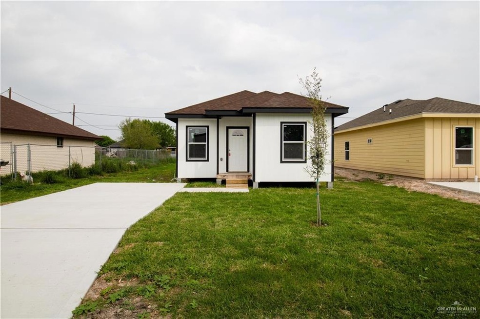 View of front facade featuring a front yard
