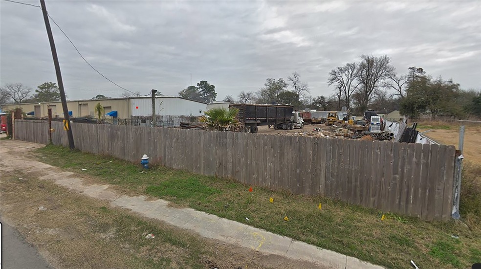 305 & 307 Bennington St, Houston, TX 77022 - photo 1