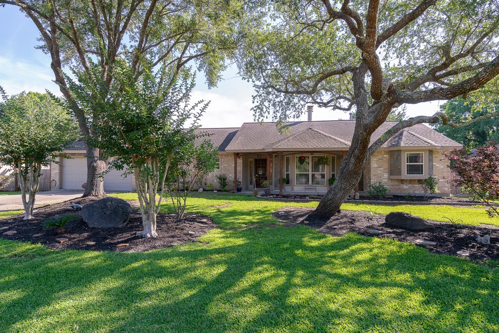 1508 Windsor Dr, Friendswood, TX 77546 - photo 1