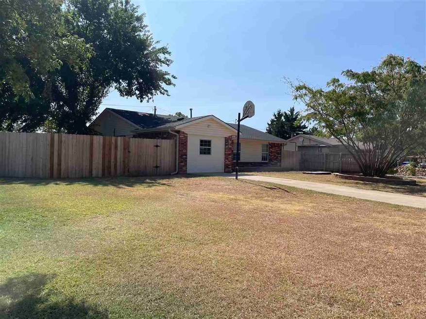 203 Deer Dr, Cache, OK 73527 - photo 1