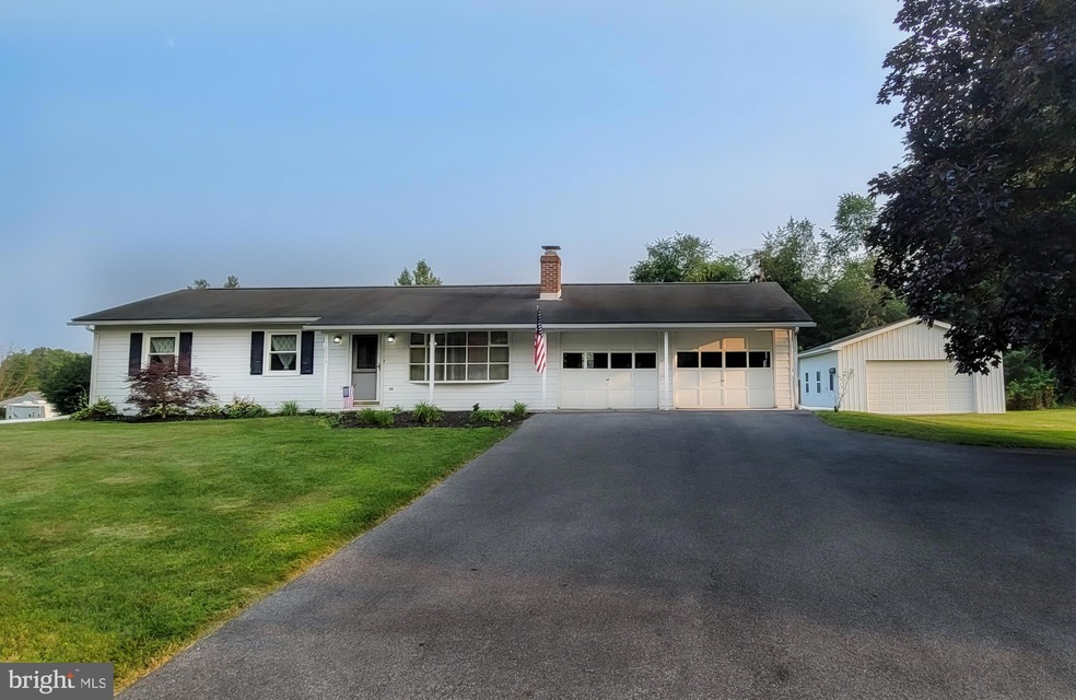 10993 Horseshoe Dr, Frederick, MD 21701 - photo 1