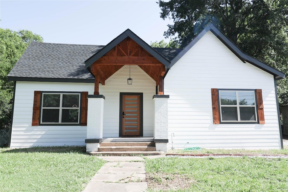 617 E 9th St, Bonham, TX 75418 - photo 1