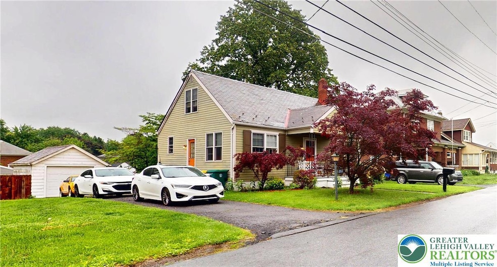Cape Cod w/ 1 Car Garage