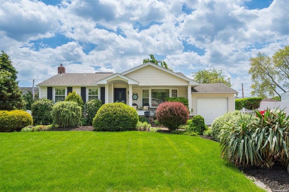 22 Havemeyer Ln, ComMacK, NY 11725 - photo 1