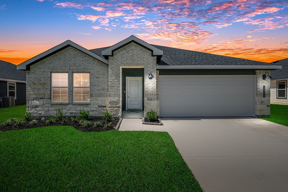 1006 Great Barracuda Ln, Alvin, TX 77511 - photo 1