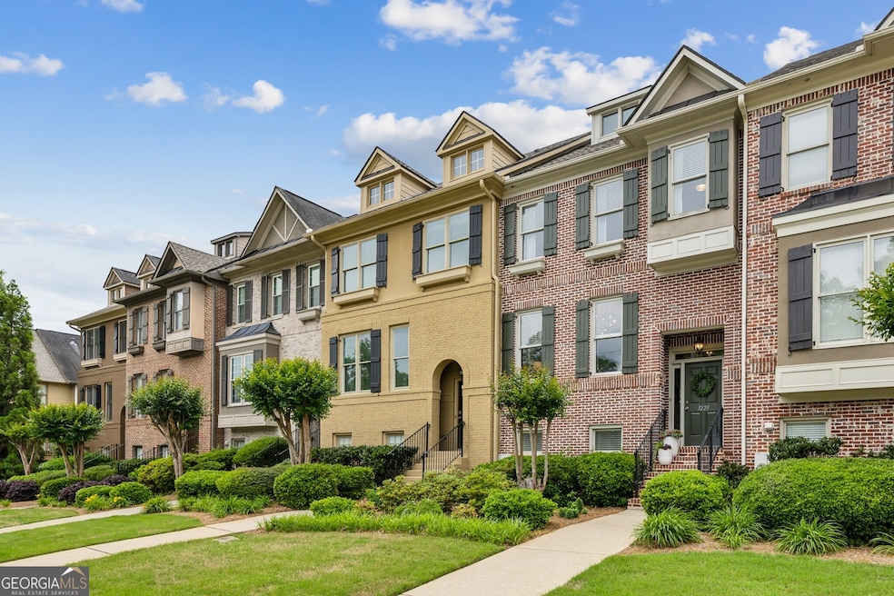 Stunning Townhome In The Friendly & Sought-After L