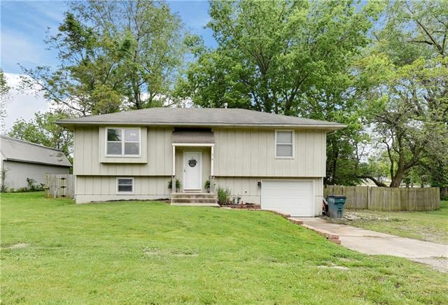 This split entry has so much to offer! Large doubl