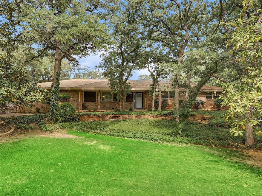 1104 Woodridge Cir, Euless, TX 76040 - photo 1