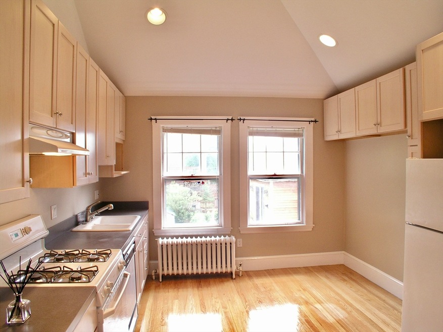 24 Montgomery St unit 2, Cambridge, MA 02140 - photo 1