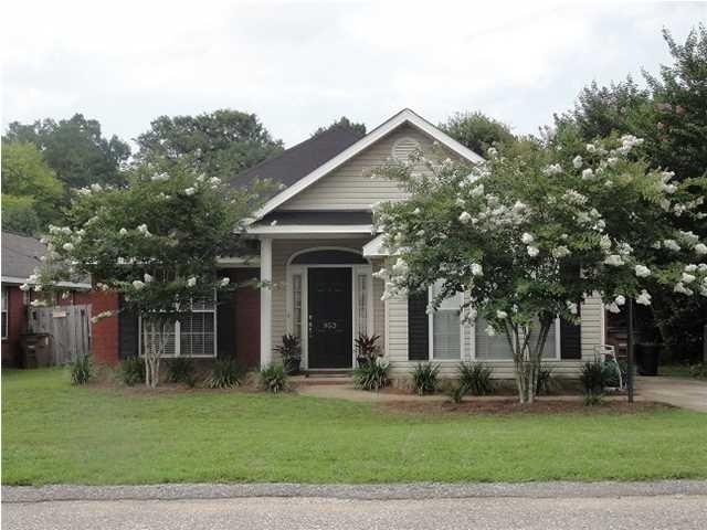 Popular Pinehurst. Pretty & well cared for brick, 